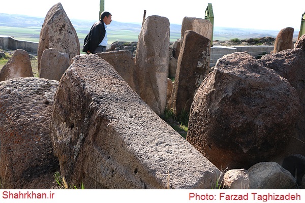 نگاه های پر رمز و راز سنگ افراشته های 8 هزار ساله شهریئری 10 IMG 4900