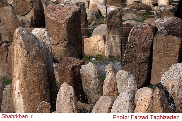 نگاه های پر رمز و راز سنگ افراشته های 8 هزار ساله شهریئری 11 IMG 4909