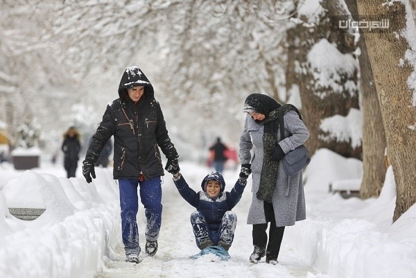 سرسره بازی کودک در برف 1 سرسره بازی کودک در برف Children's slide in the snow