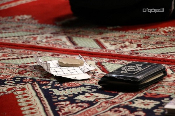 مهر و قرآن روی سجاده نماز 1 مهر و قرآن روی سجاده نماز Seal and Quran on the prayer mat