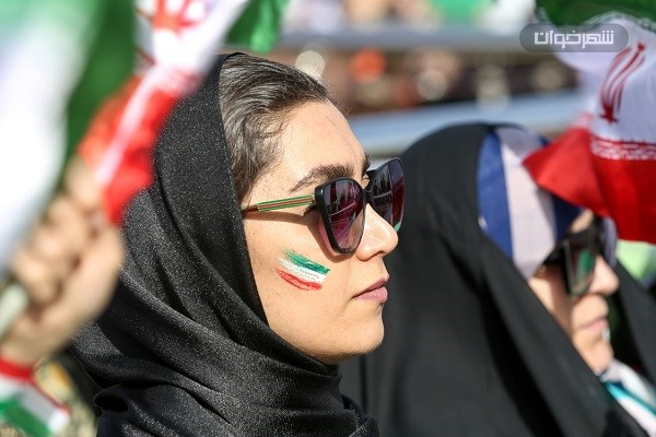طرح پرچم روی صورت دختر جوان 1 طرح پرچم روی صورت دختر جوان The flag design on the young girl's face